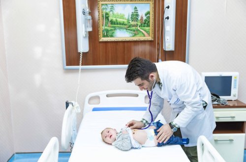 Azərbaycanda həkimlər körpənin ürəyini dayandıraraq əməliyyat ediblər