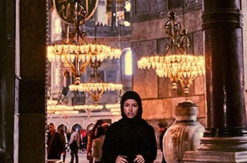 Model məscidə çadrada girdi, ətəyini qaldırıb cinsiyyət orqanını göstərdi - FOTO