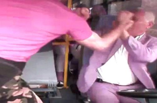 Sərnişin avtobusu saxlamadığı üçün sürücünü döydü - Hadisənin anbaan VİDEOsu - FOTO