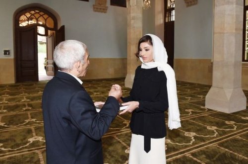 Birinci vitse-prezident İmam Hüseyn məscidində - FOTO