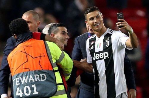 Ronaldu meydana girən azarkeşlə selfi etdi - VİDEO