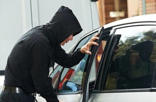 Sərxoş olub dostunun maşınını qaçırmaq istədi - VİDEO