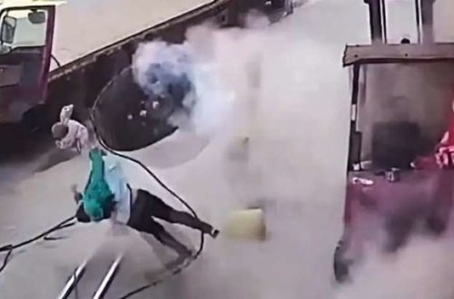 Avtoservisdə təkər partladı: ana və uşağı... VİDEO