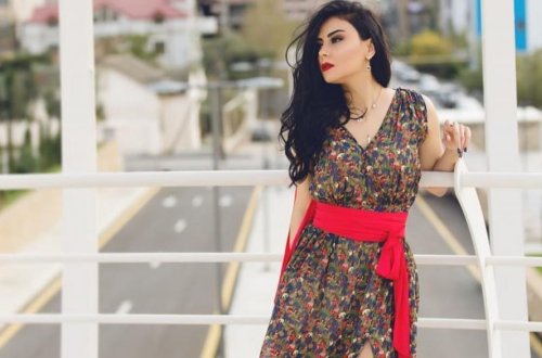 Vüsalə uzun yarıqlı libasda