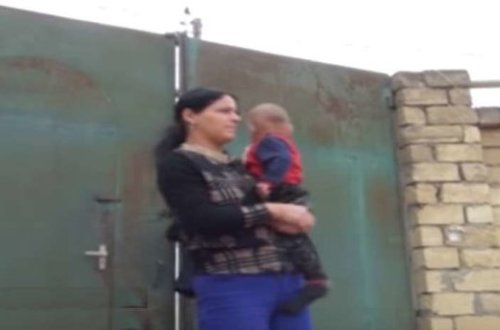 Bakı kəndində RƏZALƏT! Nənə nəvəsi və gəlinini evdən qovdu - VİDEO
