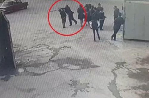 Bakıda müəllim küçənin ortasında şagirdi döydü - VİDEO