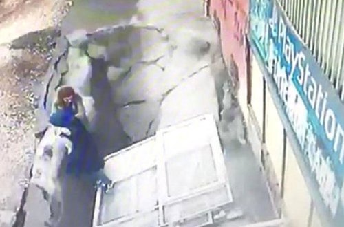 Asfalt çökdü, iki qadın boşluğa düşdü - VİDEO - FOTO