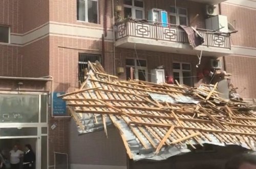 Külək Mehdiabadda binaların damını uçurdu - VİDEO