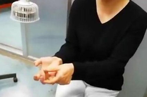 Telefonu əlindən yerə qoymayan qızın barmaqları bükülmür - VİDEO