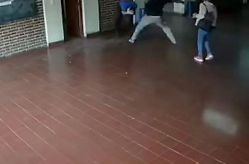 15 saniyəyə 22 yumruq zərbəsi - Ata qızına erotik mesajlar göndərən müəllimi çırpdı - VİDEO - FOTO