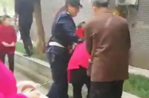 Qadın bağçaya hücum çəkib, 14 uşağı bıçaqladı - YENİLƏNİB - FOTO