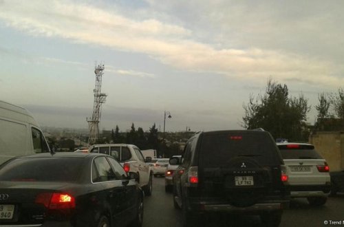 Yük avtomobili aşdı, tıxac yaratdı - FOTO