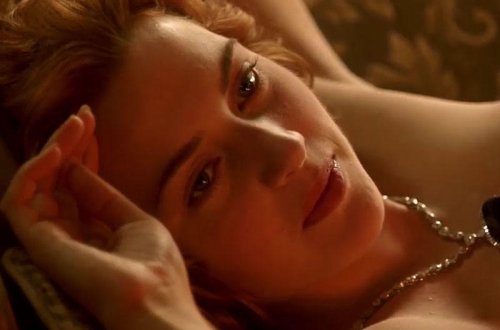 Aktrisa həmkarı sıxılmasın deyə kadrarxasında soyundu - FOTO