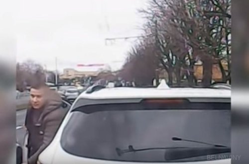 Azərbaycanlı Minskdə taksi sürücüsünü döydü - VİDEO