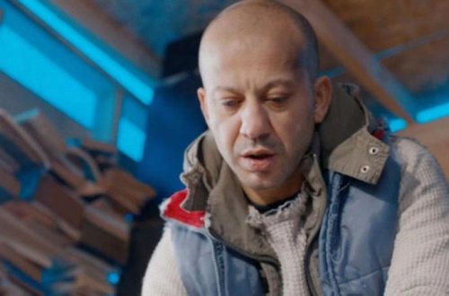 “Çukur” serialının aktyoru çılpaq bədənini nümayiş etdirdi – FOTO