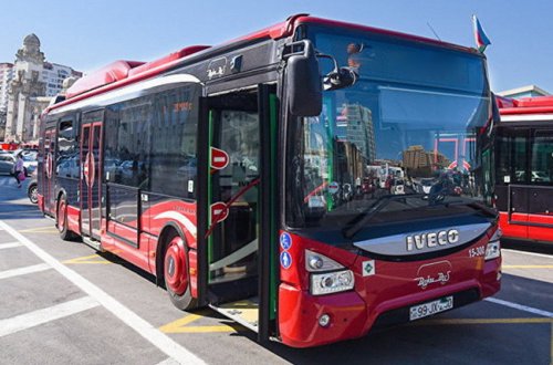 Sərnişinlə sürücü söyüşdü, marşrut 20 dəqiqə yerindən tərpənmədi - 