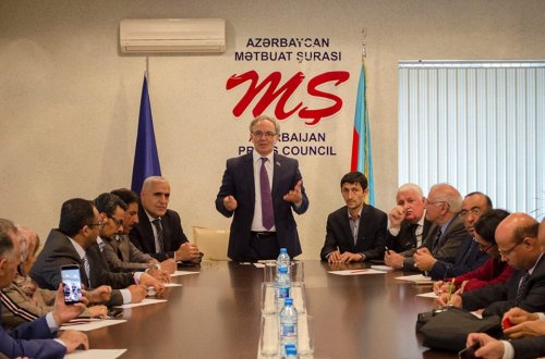 Mətbuat Şurasında ərəb ölkələrindən olan bir qrup jurnalistlə ölkəmizin KİV rəhbərlərinin görüşü keçirilib