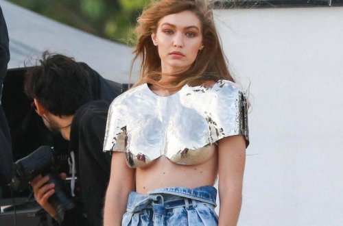 Cici metal büsqalter geyindi, kamera qarşısına keçdi - FOTO