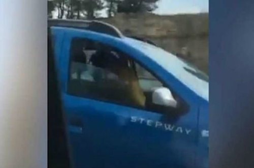 Sürücü sürətlə hərəkət edən avtomobildə cinsi əlaqəyə girdi