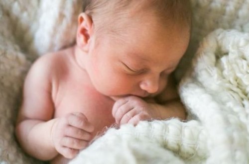 Rusiyada sərxoş qadın uşağını balkondan atdı