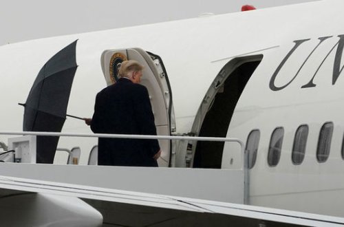 Tramp yenə çətirə “uduzdu” - VİDEO