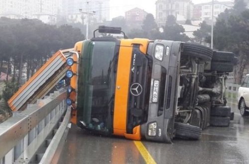 Qırğız Azərbaycanda qəza törətdi - Yük maşınında olan avtomobillər yola aşdı
