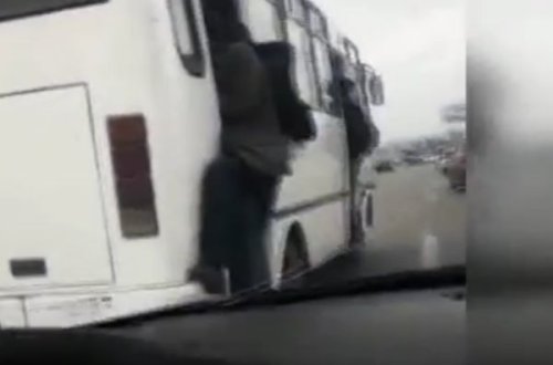 Bakıda avtobus sürücüsü sərnişinlərin həyatını təhlükəyə atır - VİDEO