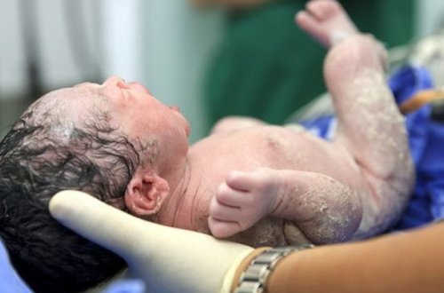 Azərbaycanda ŞOK ! Ana 10 günlük körpəsini öldürmək istədi