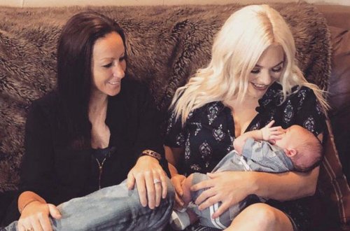 Tibbdə ilk: lezbiyan cütlük eyni uşağa hamilə qaldı - FOTO