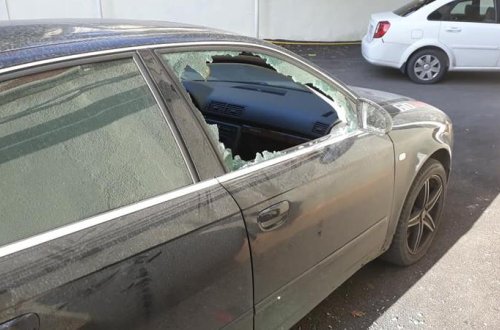 Bakıda vəzifəli şəxsin maşınının şüşəsini sındırdılar - FOTO