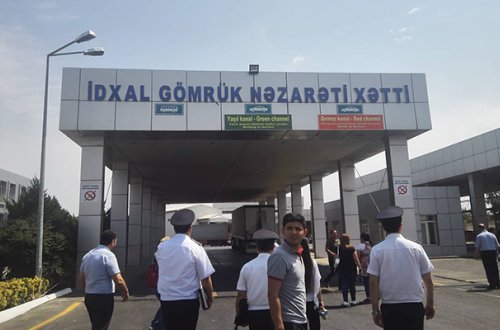 Rüşvət alan gömrük əməkdaşı işdən çıxarıldı