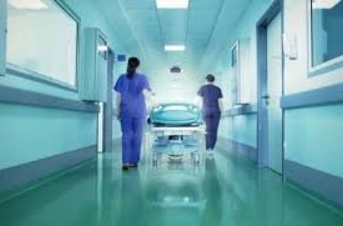 32 yaşlı qadın ayaqyolunu təmizləyərkən fırça gözündən girdi, başından çıxdı - Dəhşət