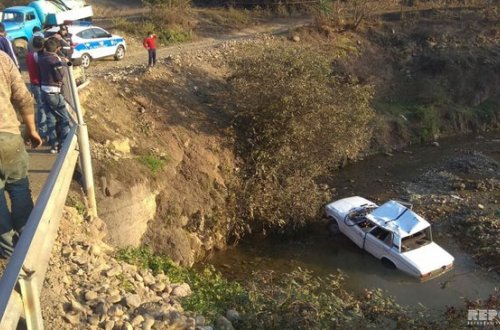Tovuzda maşın dərəyə aşdı - yaralananlar var - FOTO