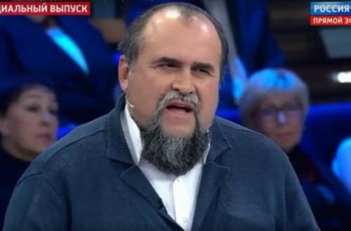 Rusiyalı senator ukraynalı ekspertin saqqalından dartdı - VİDEO