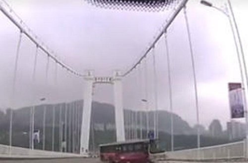 Sürücü ilə sərnişin dalaşdı, avtobus çaya aşdı: 13 ölü - VİDEO