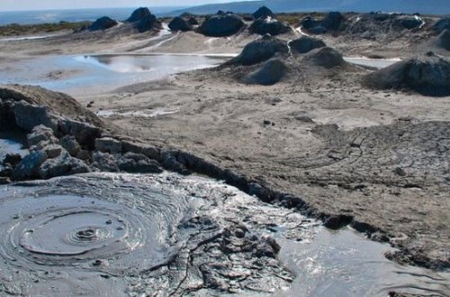 Azərbaycanda bəzi palçıq vulkanları süni şəkildə püskürüb