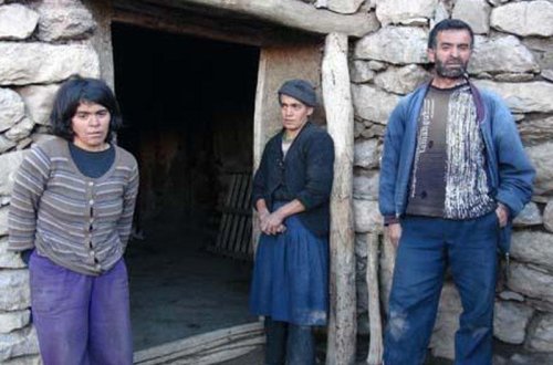 Mağarada yaşayan ailə tapıldı - İbtidai dildə danışırlar - FOTO