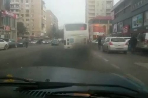 Bakıda “zəhər saçan” avtobus - VİDEO
