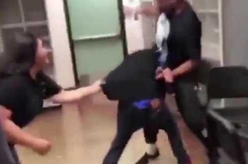 Müəllim şagirdi vəhşicəsinə döydü - VİDEO - FOTO