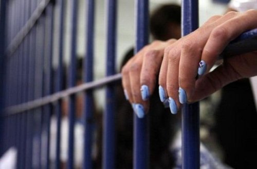 Bağça müdiri məhkəməyə gecikdiyi üçün həbs edildi