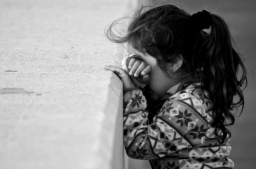 Narkoman kişi 10 yaşlı qıza binanın damında bıçaq çəkib zorladı, sonra... - Azərbaycanda DƏHŞƏT