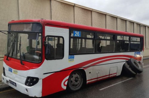 Bakıda tuneldə avtobus qəzaya uğradı: təkərləri yerindən çıxdı - FOTO