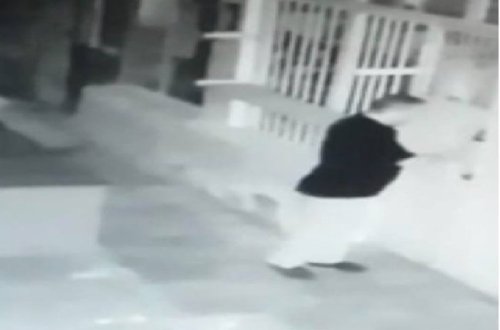 Bakıda kameralara düşən görüntü: Kişi qonşusunun qapısına gecələr 