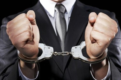 Vergilər Nazirliyinin əməkdaşı barəsində cinayət işi açıldı