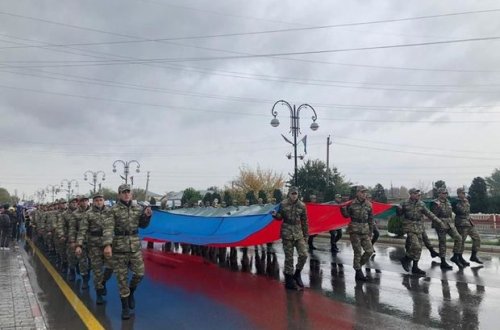 Cəbhə bölgəsində bayraq yürüşü