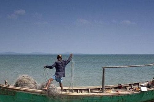 Balıqçı dənizdən körpə uşaq çıxarıb - FOTO