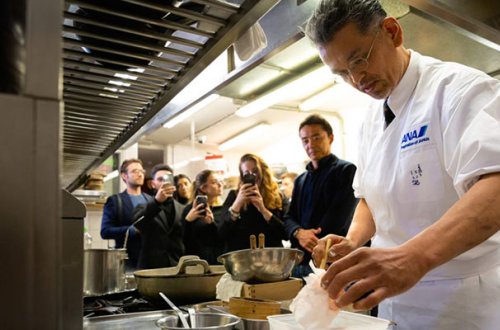 Bu aşpaz qaynar yağda yeməkləri əlləri ilə qarışdırır