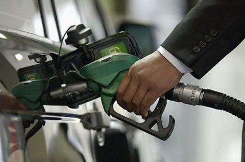 Benzinin qiymətinə bir həftə ərzində ikinci endirim - Türkiyədə