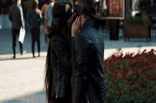 “Tarqovı”nın ortasında gözübağlı öpüşdülər - VİDEO