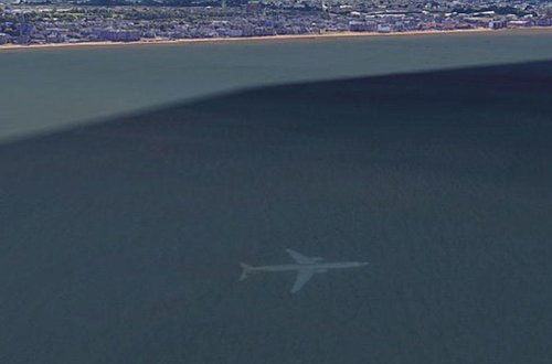 Suyun altında təyyarə tapıldı - FOTO